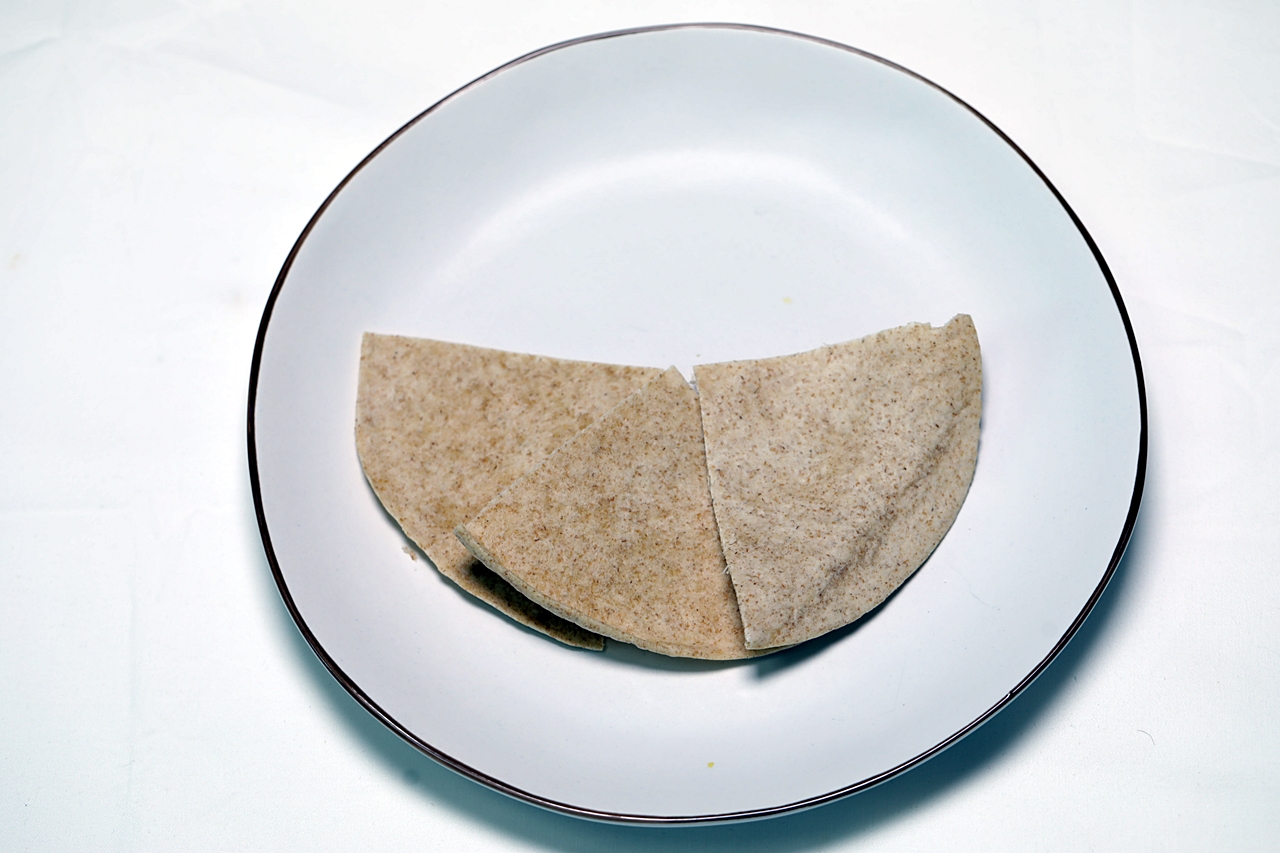 오븐에 구운 또띠아 칩과 아보카도 딥 만들기 1단계