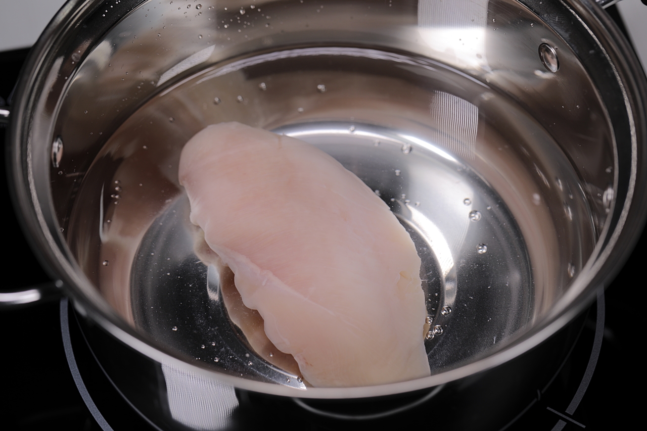 딸기소스닭가슴살채소무침 만들기 1단계